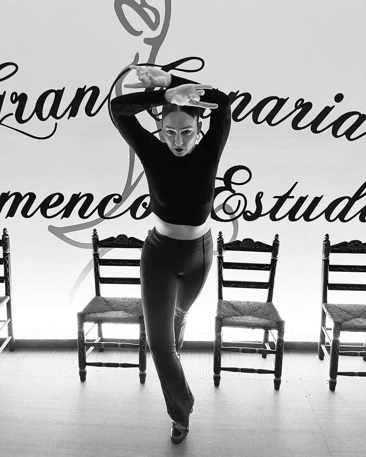 Amanda de Paula dirigiendo el cuerpo de baile, Gran Canaria Flamenco Estudio
