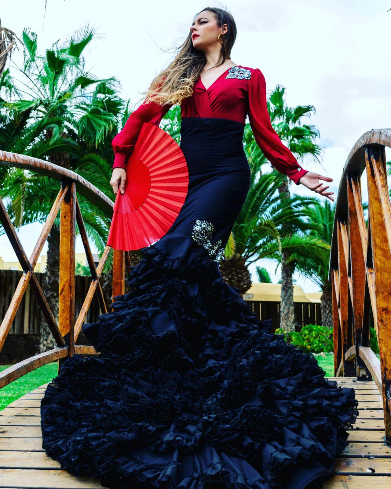 Amanda de Paula, bailaora flamenca, en movimiento sobre escenario
